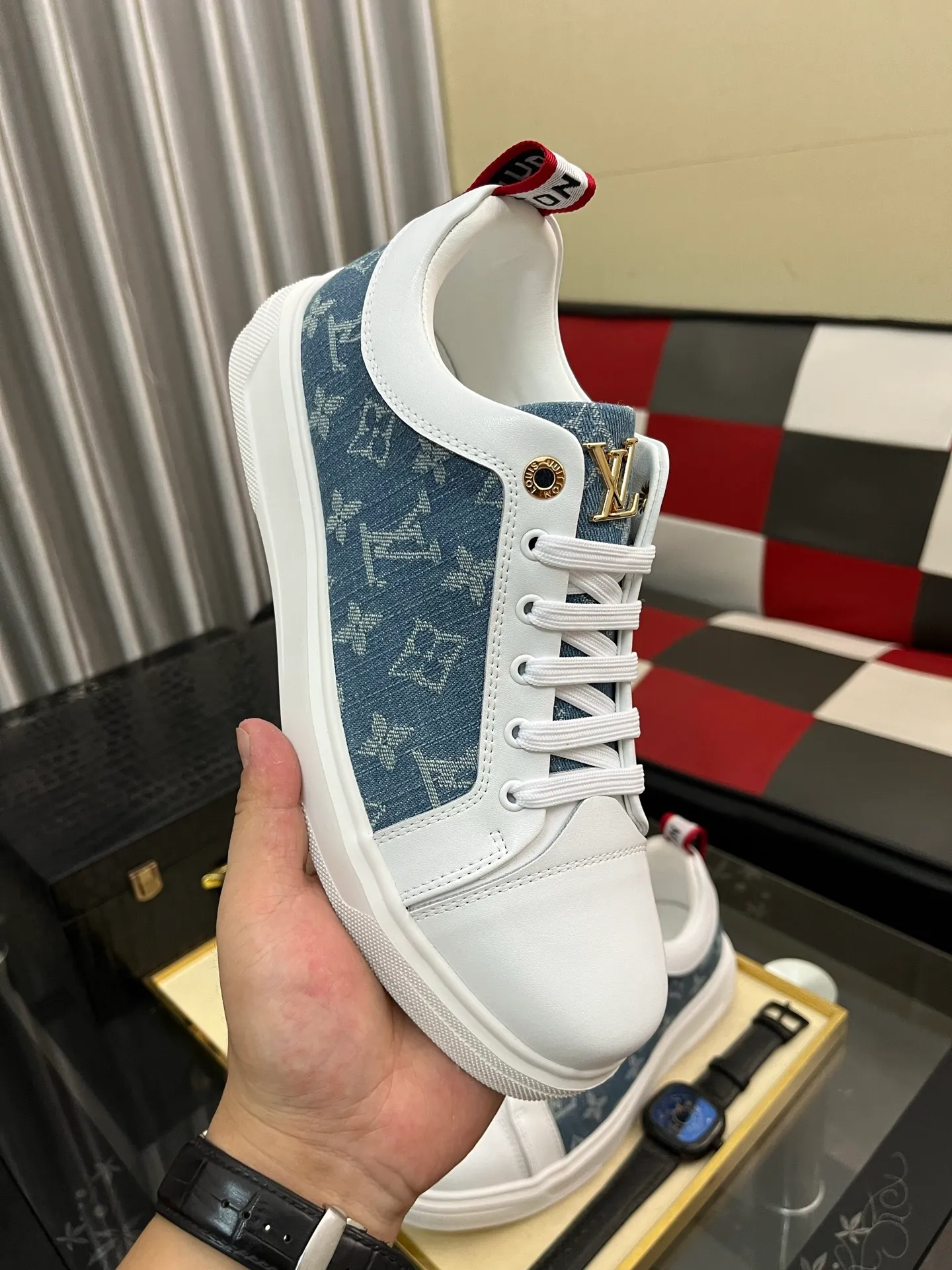 Men's shoes 💰400⌚️⌚️《Louis vuitton/LV Louis Vuitton》original quality.~ Unique modern style sneakers. 🏃A must-have casual shoe for trendy men😍😍 Original brand imported from Italy, imported original leather, cowhide lining (refuses to discolor and grind feet) sole: original sole provided by the original factory, French lazy style design ⚠️Fit to the feet, original quality, super comfortable original sole. Code number: 38-443️⃣Colors available
